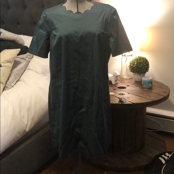 Scalloped neck and trim hunter green shift dress - Picture 2 of 2